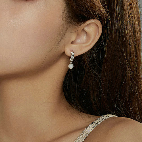 Shiny Leaf Earrings with Pearls